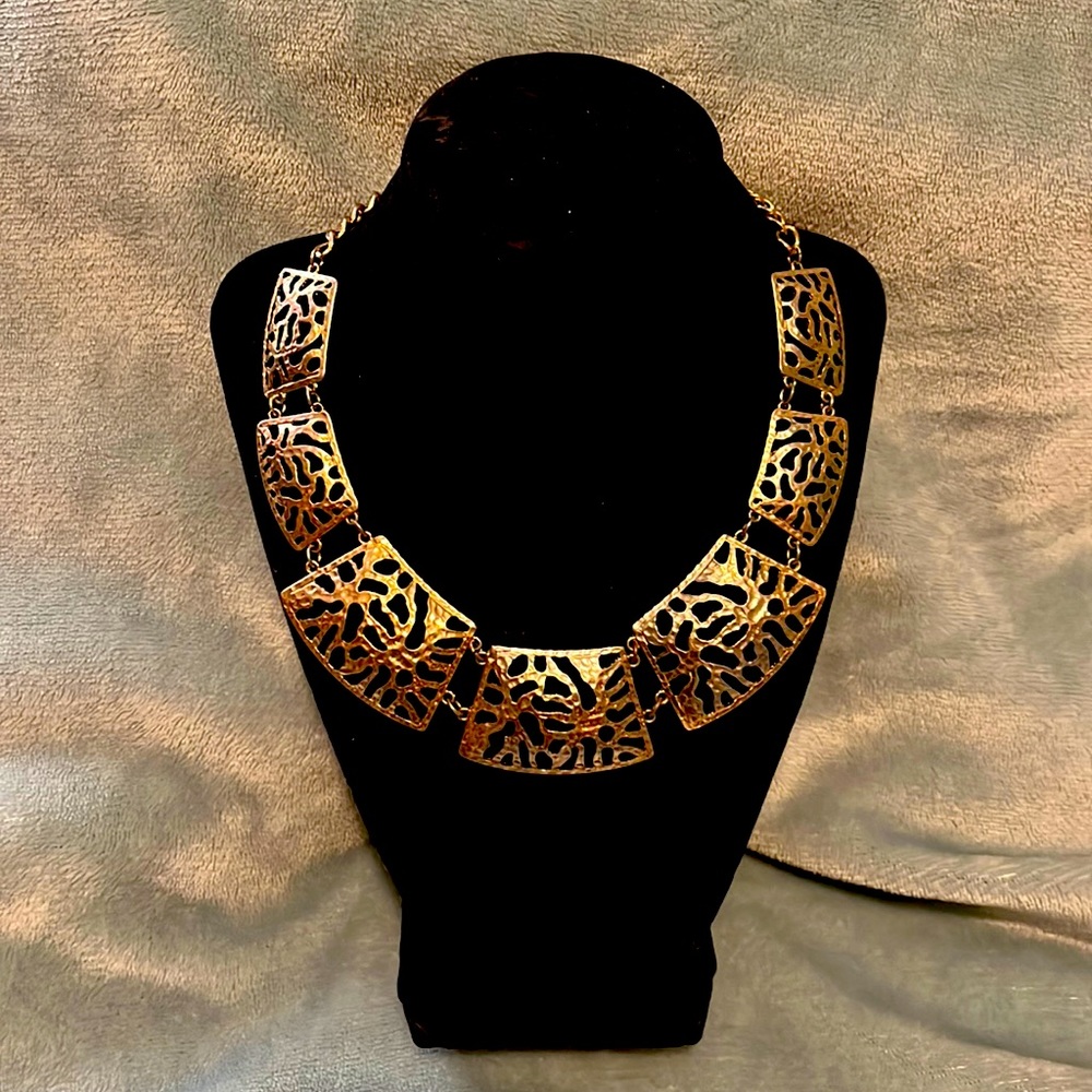 Stunning Vintage Gold tone metal necklace